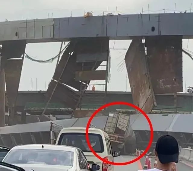 一在建高架桥坍塌！行车记录仪拍下惊魂一刻